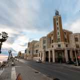 Il suo austero profilo si staglia sul lungomare Nazario Sauro da pi� di ottant�anni. E' il Palazzo dell�Aeronautica, costruito nel 1935 dall�architetto Saverio Dioguardi. Oggi ospita il Comando della Terza Regione Aerea/Comando Scuole AM